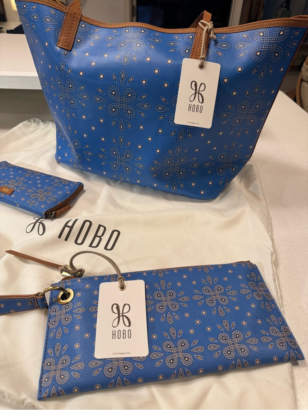 HOBO Blue Floral-Print Tote with Matching Accessories 🫐 👖 - Picture 4 of 10
